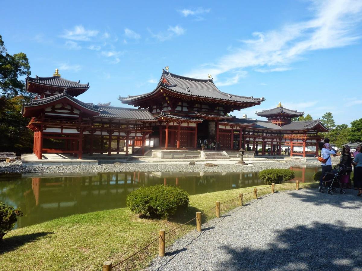 Pawilon Feniksa w Uji. Jeden z niewielu zachowanych przykładów architektury japońskiej epoki Heian. Zdjęcie ze zbiorów Juliana Marcinowa.