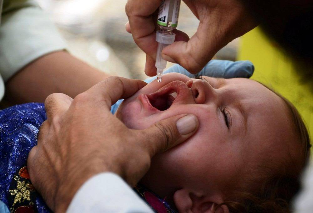 Afgańskie dziecko przyjmujące szczepionkę przeciwko polio 
